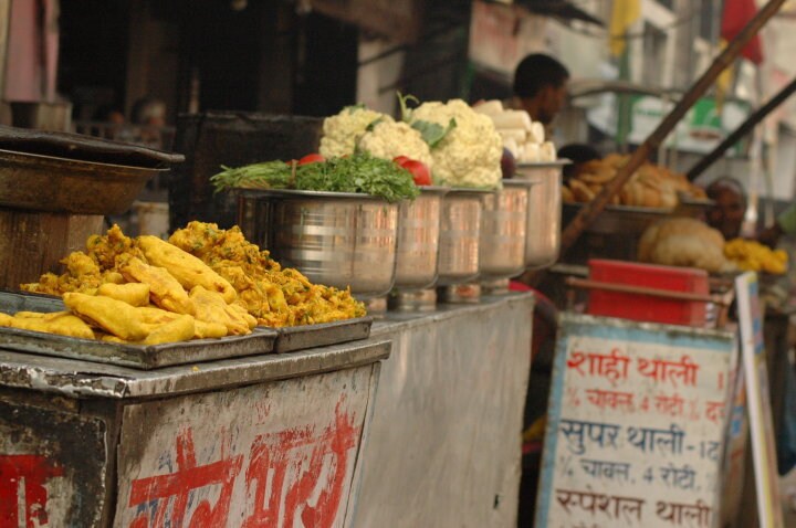 Street side foodstalls like these cater to the never-ending stream of pilgrims. (Image courtesy: Tejas Mehta)